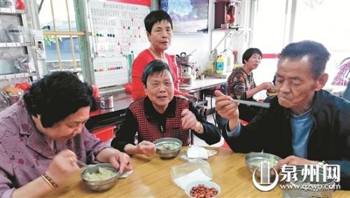老人歡聚一堂，共享免費(fèi)午餐。