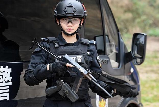 （中國網(wǎng)事·感動(dòng)2019·圖文互動(dòng)）（1）警花狙擊手：“不愛紅裝愛警裝”