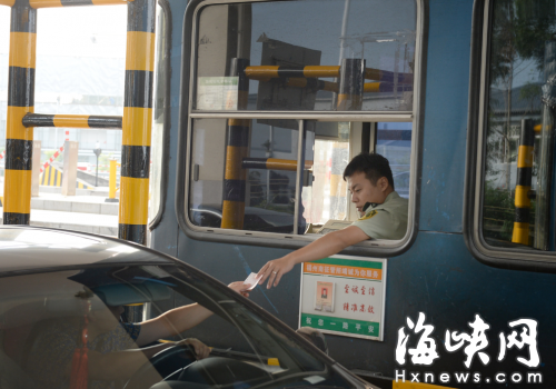 高速收費站收費員長期在這樣的環(huán)境中工作，影響健康