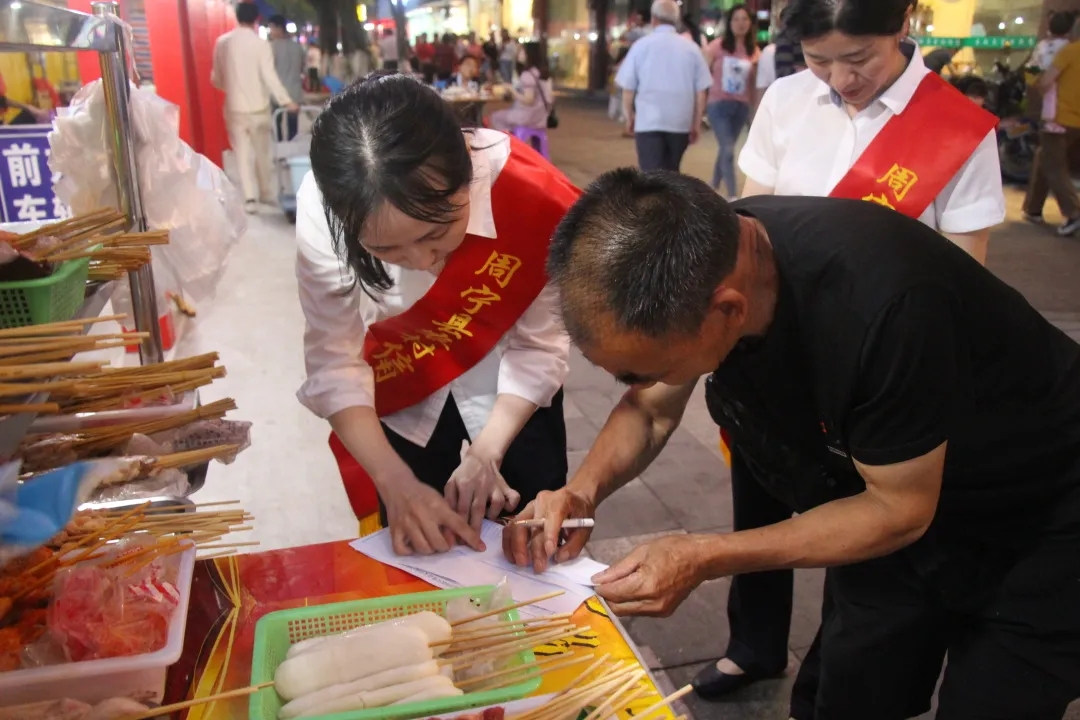 周寧聯(lián)社一對(duì)一、點(diǎn)對(duì)點(diǎn)為商戶(hù)辦理二維碼服務(wù)夜市經(jīng)濟(jì)發(fā)展.webp.jpg