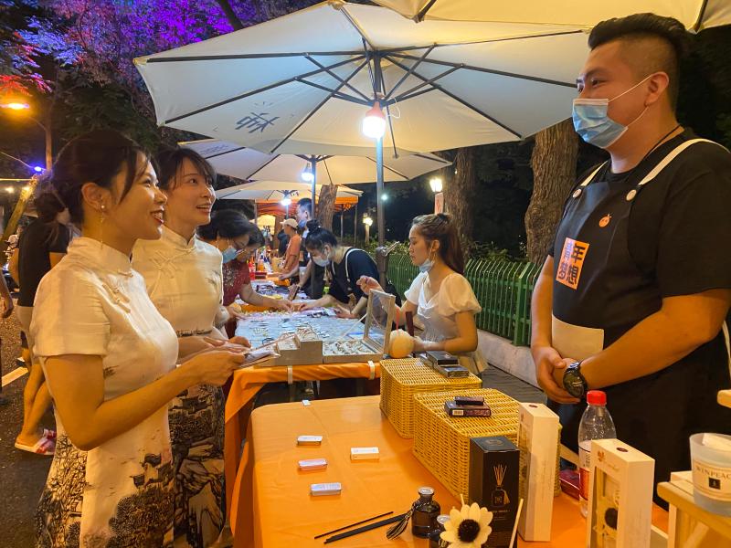 （頭條）福州農商銀行旗袍支行員工走進夜市了解攤主金融服務需求。.jpg