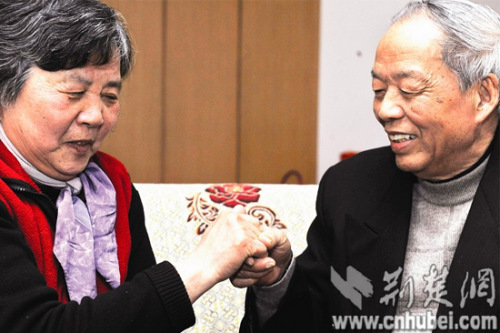 楚天金報訊 “50年了，我終于牽起了你的手。”(記者劉蔚丹攝) 遲來的愛同樣芬芳