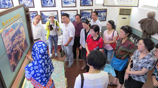 省婦聯(lián)干部瞻仰惠女水庫、參觀群眾路線檔案圖片展