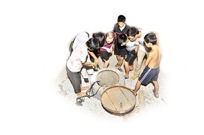 小孩墜井大喊救命？ 抽干井水里面沒人