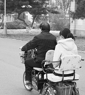 穿梭于吉大校園內(nèi)的紅色三輪車很是惹眼。 穿梭于吉大校園內(nèi)的紅色三輪車很是惹眼。