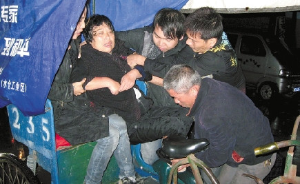 女車(chē)主撞倒老太太當(dāng)場(chǎng)嚇哭眾路人自發(fā)愛(ài)心救援