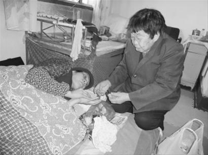 于淑貞的年紀(jì)大了，照顧小萍開(kāi)始有些吃力。
