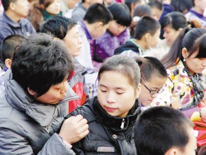 感恩班會上，兩人像母女一樣交流。張春江 攝