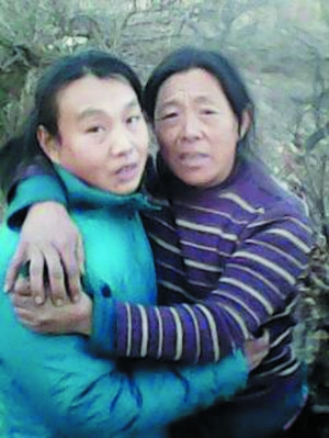 　　見(jiàn)面后，李桂芳和女兒緊緊相擁。圖片由李桂芳家人提供
