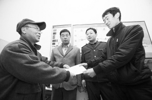 劉大爺莊重地將感謝信交到車隊(duì)隊(duì)長的手中。本報(bào)記者 李志華 攝