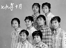 1979年10月，這一次，變化悄悄顯現(xiàn)，有人燙起了新潮的發(fā)型，梳起了卷卷的劉海。