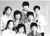 　1984年10月1日，不知是不是短發(fā)流行，女孩們形象大變，8個人中有6個剪短了頭發(fā)。