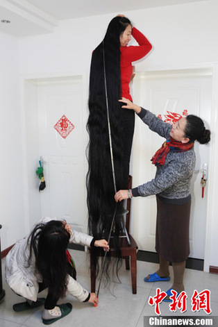 山西一女士頭發(fā)長2.53米 欲申請(qǐng)“吉尼斯之最”