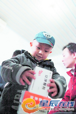 4歲男孩患白血病父母為湊天價治療費(fèi)當(dāng)街求助