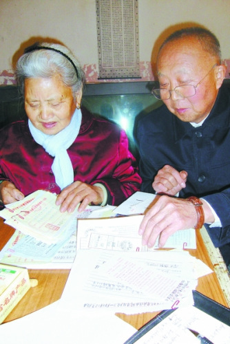蘭芝柏夫婦在清理多年的捐款單。