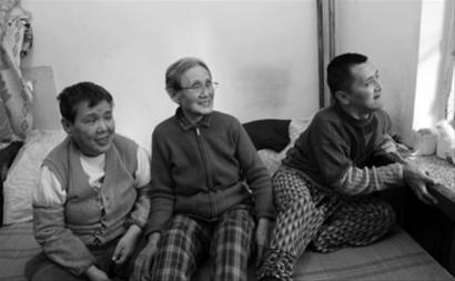 　吳淑貞老人(中)和兒子古金成(右)、女兒古敏在一起，她說：“媽活著有一口氣，就不能放棄你們！ ” 記者 孫振芳 攝