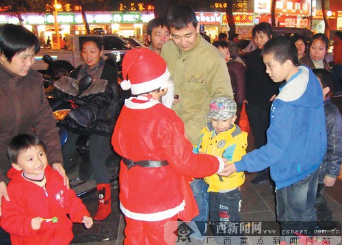 小嘉璐正在街上派送禮物。 記者 趙敏攝