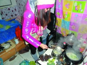 丁根秀在租住地為男友弄飯。