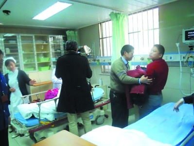 到了醫(yī)院，兩位司機(jī)還緊緊抱著男嬰