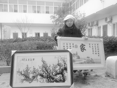 胡海珠和她繪制的“十字繡”。馮勁松 攝