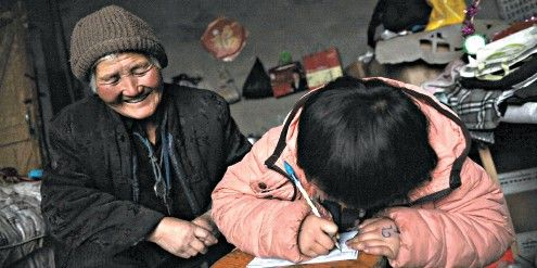 72歲環(huán)衛(wèi)工每日帶孫女掃街接受采訪(fǎng)后遭辭退（圖）