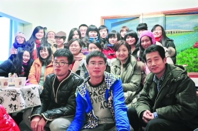 咖啡館股東合影?！懊赘瘛惫﹫D