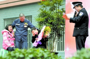 昨日，墊江監(jiān)獄，服刑人員王盛強與身患尿毒癥的女兒小梅及家人見面，痛哭失聲。監(jiān)獄長胡鑫念出給小梅的回信。(記者 王海 攝)