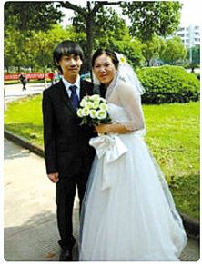 寧波大學(xué)科技學(xué)院兩同學(xué)畢業(yè)證結(jié)婚證一起領(lǐng)。 圖片來源：寧波日報