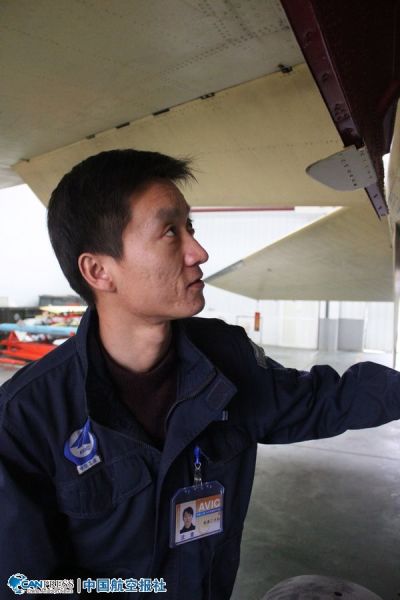 中國(guó)“航母style”第一人，中航工業(yè)試飛中心飛行部機(jī)務(wù)二大隊(duì)黨支部副書記兼副大隊(duì)長(zhǎng)沈意。