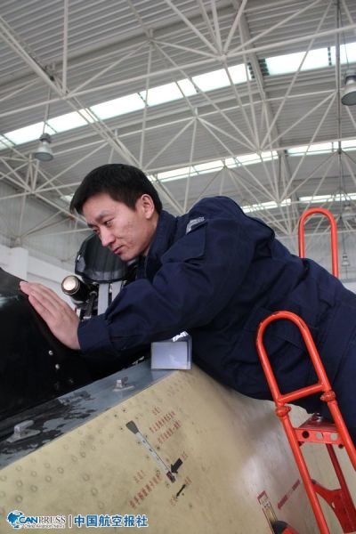 中國(guó)“航母style”第一人，中航工業(yè)試飛中心飛行部機(jī)務(wù)二大隊(duì)黨支部副書記兼副大隊(duì)長(zhǎng)沈意。