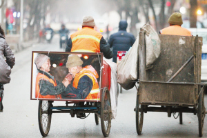 　■三輪車后邊的這幅照片感動(dòng)了眾多網(wǎng)友，這對(duì)環(huán)衛(wèi)工老兩口已經(jīng)相伴走過了50年。 　