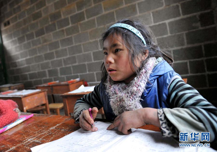 （中國網(wǎng)事·感動2013）（2）“最堅強留守女童”：9歲撐起一個家　