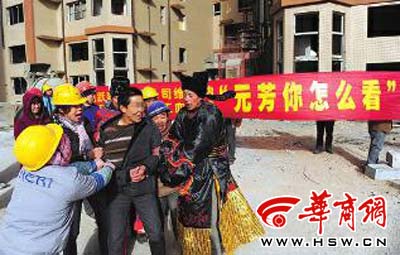 昨日，農(nóng)民工們拉著勞務(wù)公司經(jīng)理要錢，經(jīng)理說是甲方一直沒有支付進(jìn)度款項(xiàng)，他也討要了多次 本報(bào)記者葉原攝
