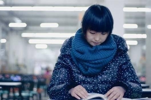 空閑時(shí)間，易丹喜歡靜靜地看書。