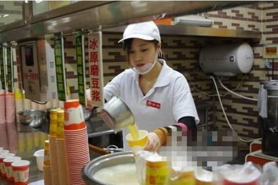 華中科技大學(xué)武昌分校的貼吧中，關(guān)于該校西區(qū)食堂一樓豆?jié){店的一位女店員的討論帖十分火爆，學(xué)子稱她“比豆?jié){還白”“極品妹子”，甚至贊她是“豆?jié){西施”，清純程度不亞于“奶茶妹妹”。
