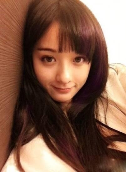 成都大學?；ǎ巳松弦唤M照片被網(wǎng)友瘋傳走紅網(wǎng)絡，繼后參加快樂女聲，麥克達人甜蜜派歌唱比賽，2009年快樂女聲四川直通區(qū)50強。被著名音樂人朱樺譽為：“弱小身軀，卻又有令人動容的唱功”公主小環(huán)的女歌手。
