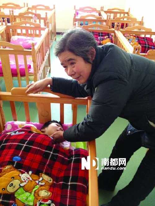   ●1月24日，周鳳桂到南陽市兒童福利院看望被領(lǐng)走的病殘兒。