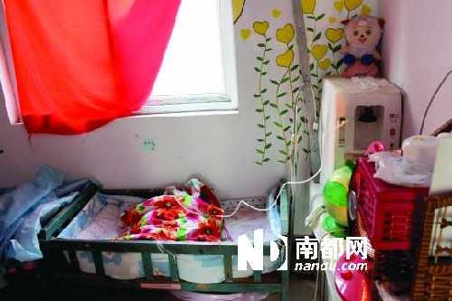  ●平頂山“愛之家”孤兒收養(yǎng)點(diǎn)，一名先天肺發(fā)育不良的男嬰正在吸氧。負(fù)責(zé)人朱智紅一直擔(dān)心這里