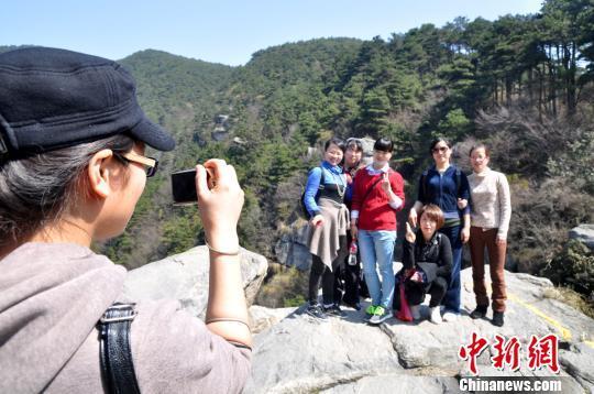 3月8日，廬山陽光明媚，春意盎然，該山連續(xù)十年在“三八國際婦女節(jié)”對女性游客免費?！±钪覗|　攝