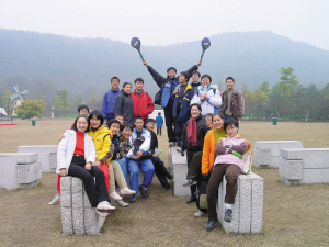 　　高一時，全班去太子灣公園玩。右二穿著黃色衣服的是張京。左上中間穿著黑衣服的女孩是也進(jìn)了外交部的趙婷，圍紅色格子圍巾的是胡躍波老師。圖片由胡躍波老師提供src=