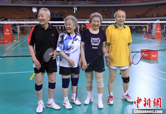 圖為本次邀請(qǐng)賽中年齡最大福建90歲高齡的應(yīng)漢榮老人在比賽中(著深色衣者)。中新社發(fā) 張暢 攝