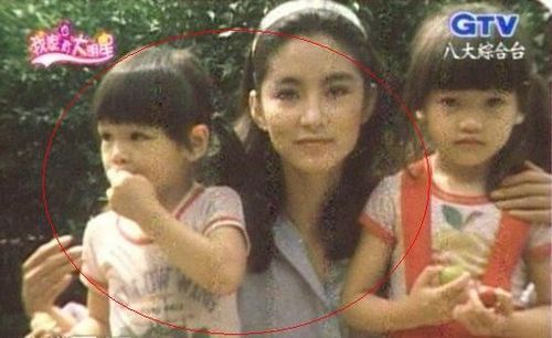 青霞手里抱著兩個小女孩，而左手邊那個4歲的小女孩就是徐若瑄。圖／翻攝網(wǎng)絡