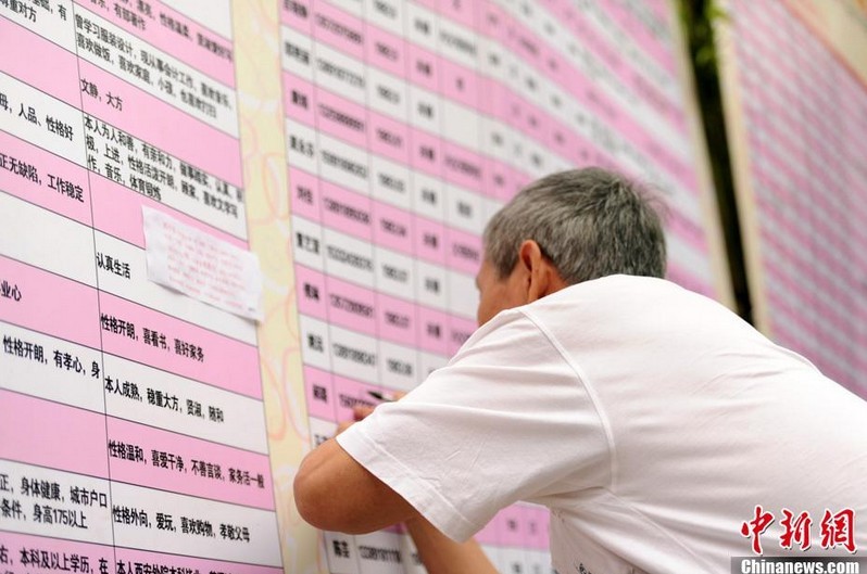 市場(chǎng)化，讓待婚青年的信息，在公開環(huán)境赤裸裸地被挑選、評(píng)判。目前，上海人民公園“生意紅火”，每周末的家長(zhǎng)都超過500人。在杭州的萬松書院、黃龍洞公園相親會(huì)上，相親者也摩肩接踵。一位媽媽說，相親角里有一個(gè)潛在的市場(chǎng)價(jià)格。男的必須要有兩室一廳、最好位于市中心；不能和父母住在一起；房產(chǎn)名字必須是本人；工資每月8000元以上。只有具備了這些條件，才能到人民公園來找女朋友。