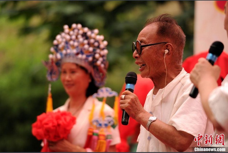 那么，“不肯吃虧”的相親角就是丑惡的嗎？實(shí)際上，相親角的擇偶標(biāo)準(zhǔn)，正是當(dāng)下中國社會轉(zhuǎn)型期的一面鏡子?！皝淼竭@里的，都是沒有選擇的選擇。”研究員孫沛東說。