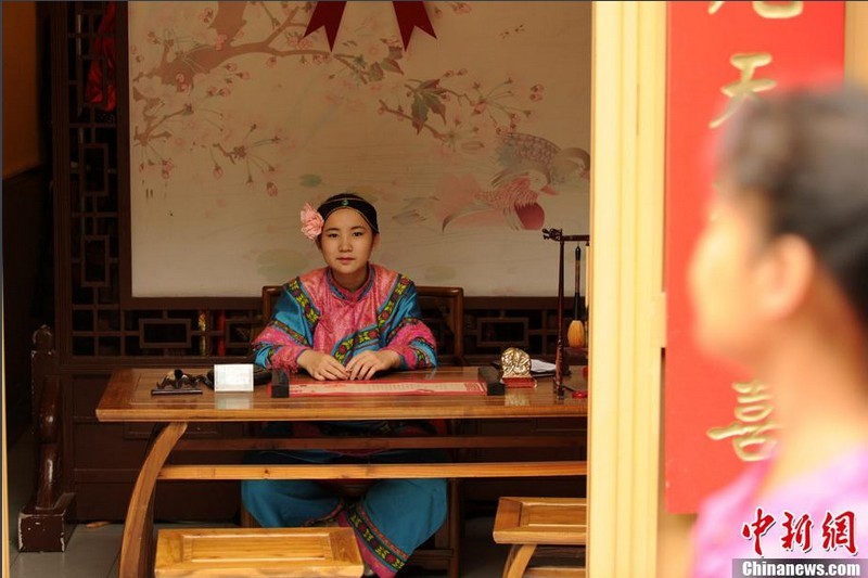 但中國(guó)的相親角，卻呈現(xiàn)另一種圖景：“GDP高速增長(zhǎng)，社會(huì)福利和保障羞羞答答地滯后，人們迫切需要通過(guò)婚姻保持并提高自身的社會(huì)地位，擇偶與婚姻中的經(jīng)濟(jì)考量日益深重。”原本年輕人應(yīng)該自由追求的“幸?！?，已經(jīng)發(fā)展成一條明晰的產(chǎn)業(yè)鏈。