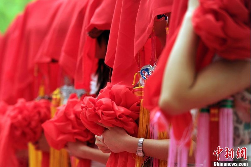 在相親角，情感被市場(chǎng)化和商業(yè)化的文化所滲透，導(dǎo)致了異化。愛、情、美被標(biāo)了價(jià)，人的價(jià)值被分割成若干內(nèi)容和等級(jí)，失去了人作為一個(gè)整體的意義。相親對(duì)象之間的明爭(zhēng)暗斗，一次次‘探底’的企圖和嘗試，也讓真正具有情感內(nèi)容的過程被舍棄了。