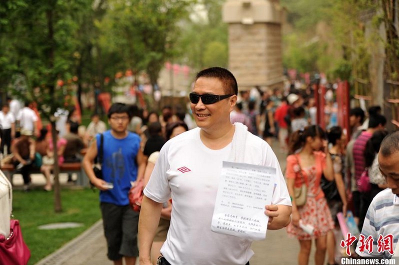 一位家長(zhǎng)說：“到相親角來的，基本都是想打翻身仗！女孩自己掙5000塊的，想找1萬塊的；掙1萬塊的想找兩萬塊的；明明自己家里有房子，還要找個(gè)住在市中心的。男孩也想找比自己強(qiáng)的女孩，最好也有房子，省得以后離婚被揩油……”