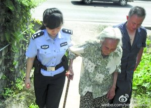 民警將吳婆婆送回家。 警方供圖