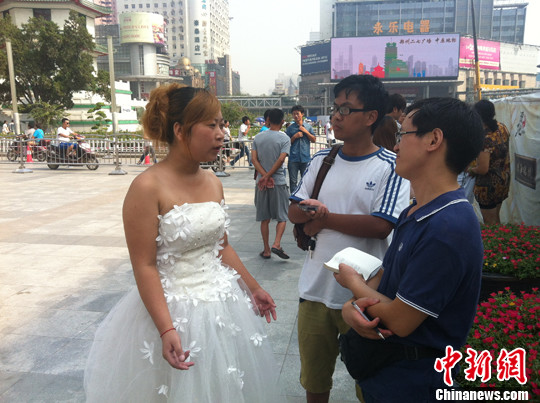 “可可”是河南南陽(yáng)人，13日是她的20歲生日，她想通過(guò)這種方式讓大眾了解，艾滋病人也可以有婚育權(quán)。 曹錚　攝