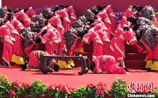 9月1日，一場(chǎng)別開生面的“重溫漢唐風(fēng)”漢式集體婚禮在泉城濟(jì)南舉行，72名新人身著傳統(tǒng)漢服喜結(jié)良緣，并在許愿墻上許下“千年共枕眠，一世永相愛”心愿。圖為新人解纓結(jié)發(fā)。中新社發(fā) 張勇 攝